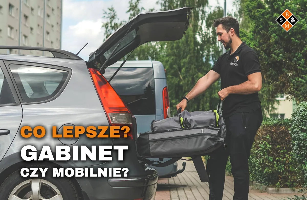 Masażysta pakuje torbę ze stołem do bagażnika, napis „Co lepsze? Gabinet czy mobilnie?”