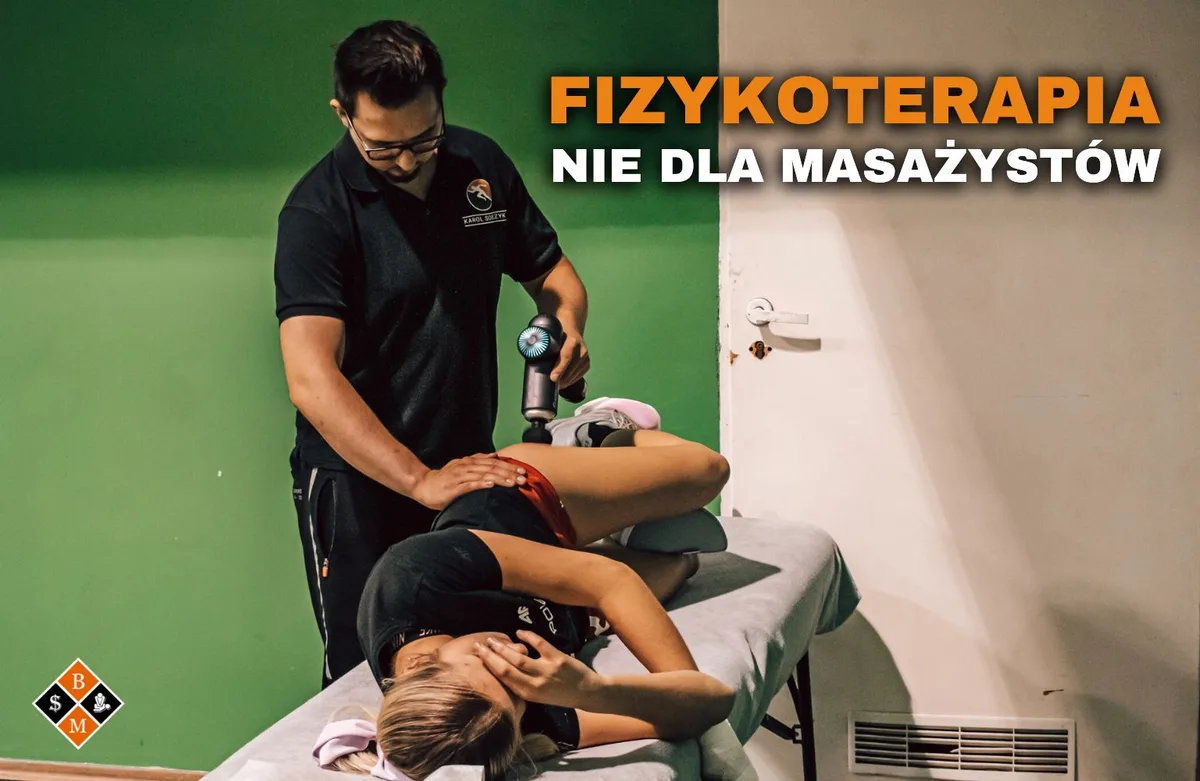 Masażysta używa pistoletu do masażu na klientce, napis „Fizykoterapia nie dla masażystów”