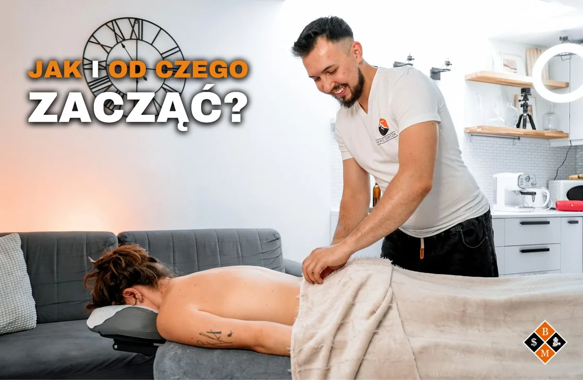 Masażysta masuje plecy klientki w domowym wnętrzu, napis „Jak i od czego zacząć?”