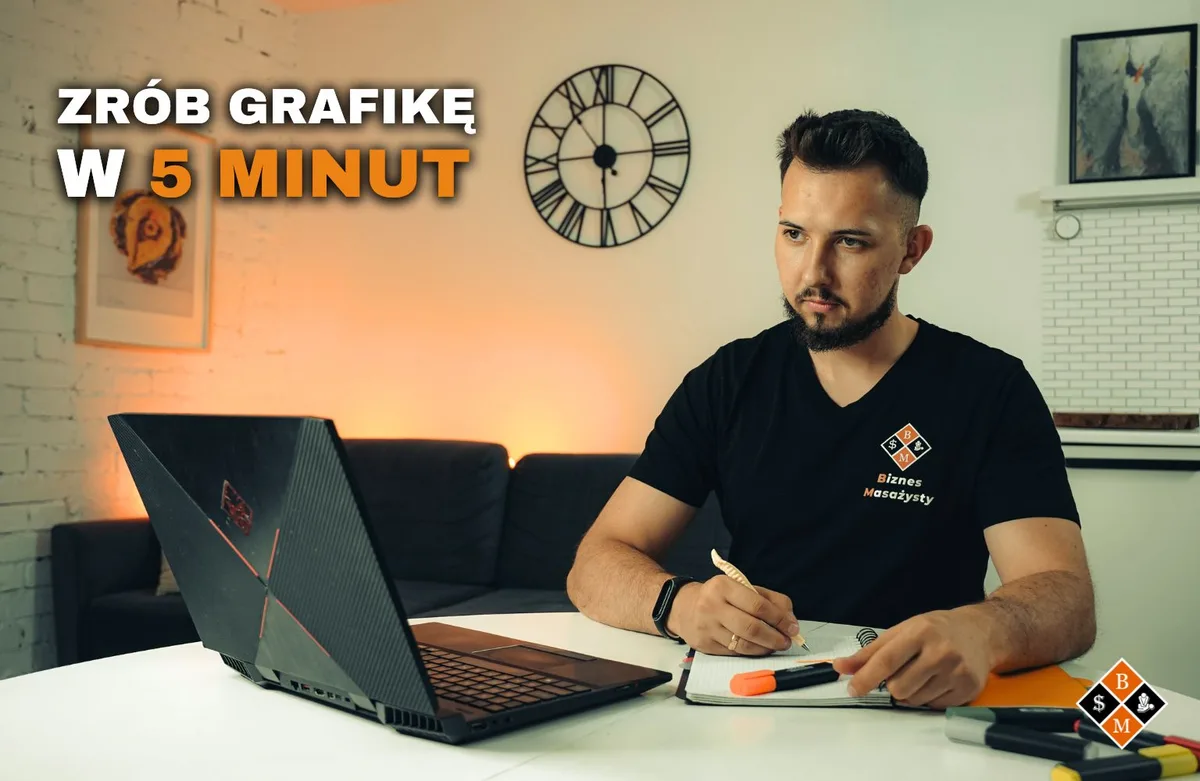 Masażysta przy laptopie z notatnikiem, napis „Zrób grafikę w 5 minut”