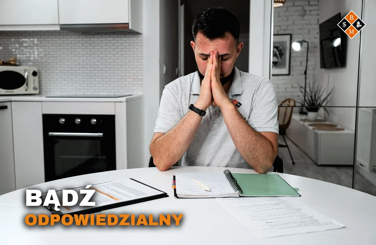 Zmartwiony masażysta nad dokumentami przy stole, napis „Bądź odpowiedzialny”