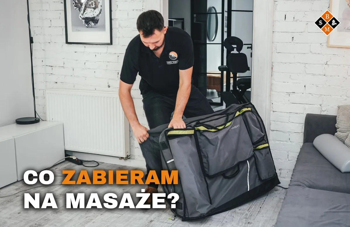Masażysta pakuje torbę na stół do masażu, napis „Co zabieram na masaże?”