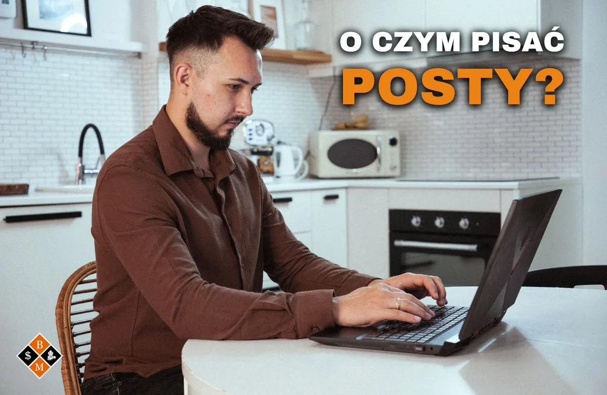 Masażysta pisze na laptopie w kuchni, napis „O czym pisać posty?”