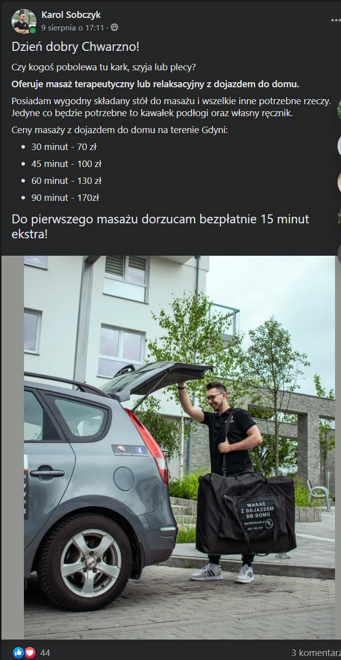 Post na Facebooku z cennikiem masaży z dojazdem w Gdyni i masażystą z torbą na stół przy aucie