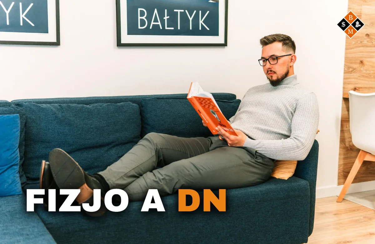 Mężczyzna czyta książkę na kanapie, napis „Fizjo a DN” o działalności nierejestrowanej fizjoterapeuty