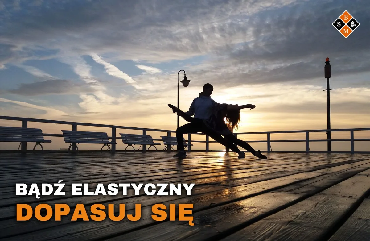 Para tańczy na molo o zachodzie słońca, napis „Bądź elastyczny, dopasuj się” o potrzebach klienta