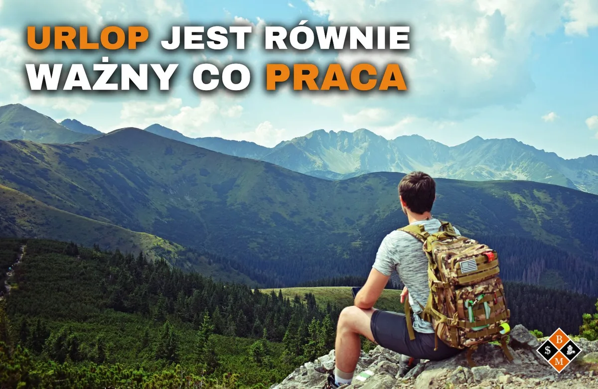 Turysta z plecakiem na szczycie w Tatrach, napis „Urlop jest równie ważny co praca”