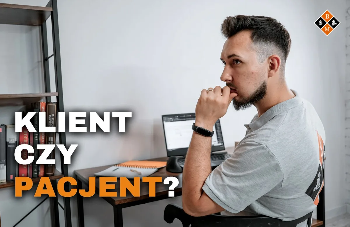 Zamyślony masażysta przy biurku z laptopem, napis „Klient czy pacjent?”