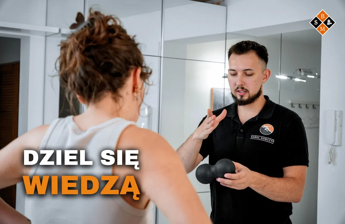Masażysta z piłką do masażu tłumaczy coś klientce, napis „Dziel się wiedzą”
