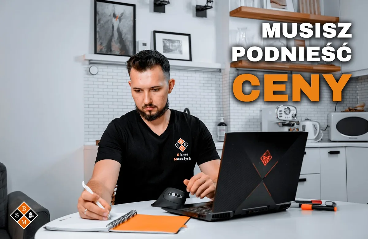 Masażysta przy laptopie robi notatki, napis „Musisz podnieść ceny” o cenach masaży