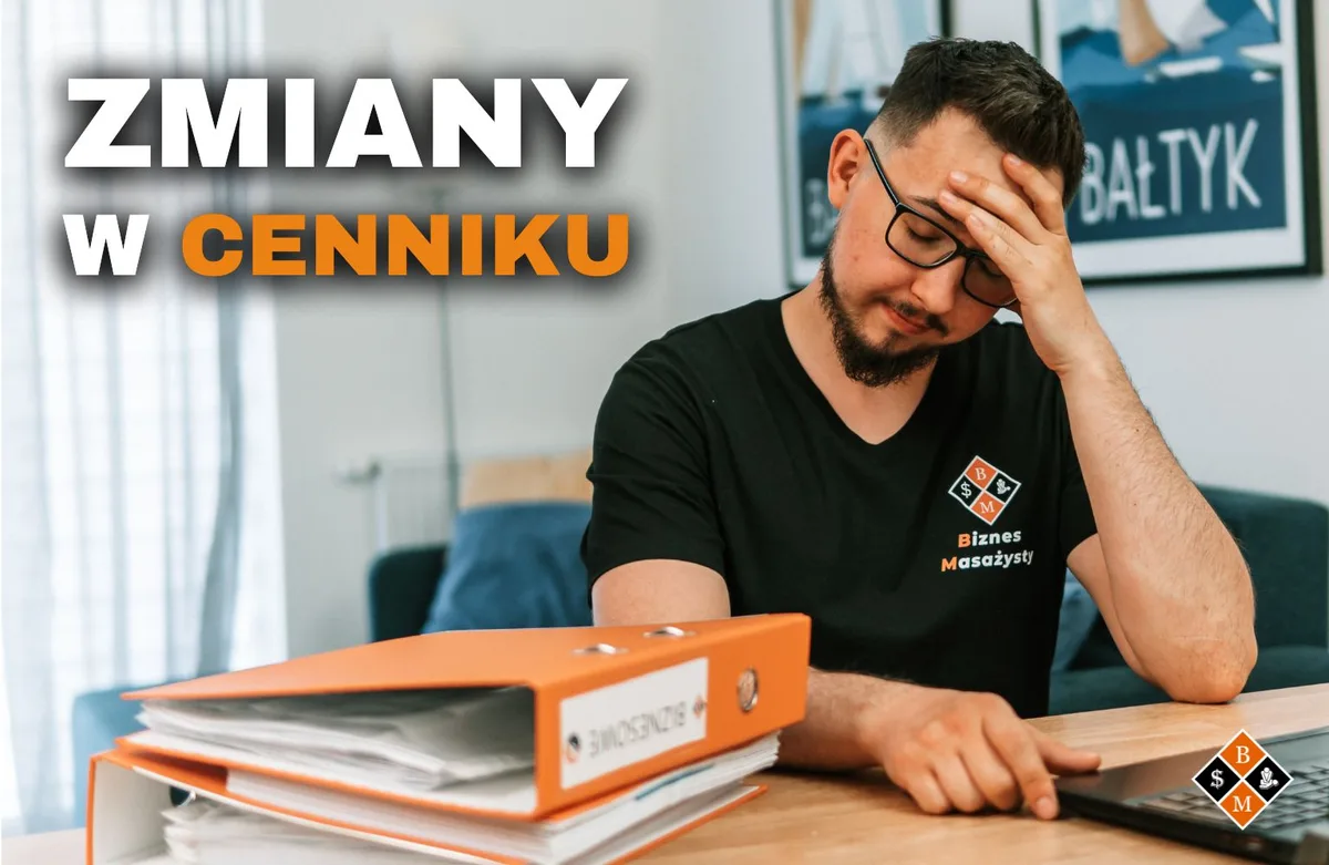 Zmartwiony masażysta przy segregatorach i laptopie, napis „Zmiany w cenniku”