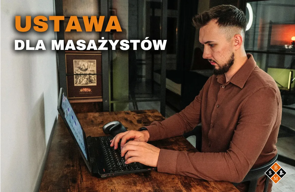 Mężczyzna pisze na laptopie przy drewnianym biurku, napis „Ustawa dla masażystów”