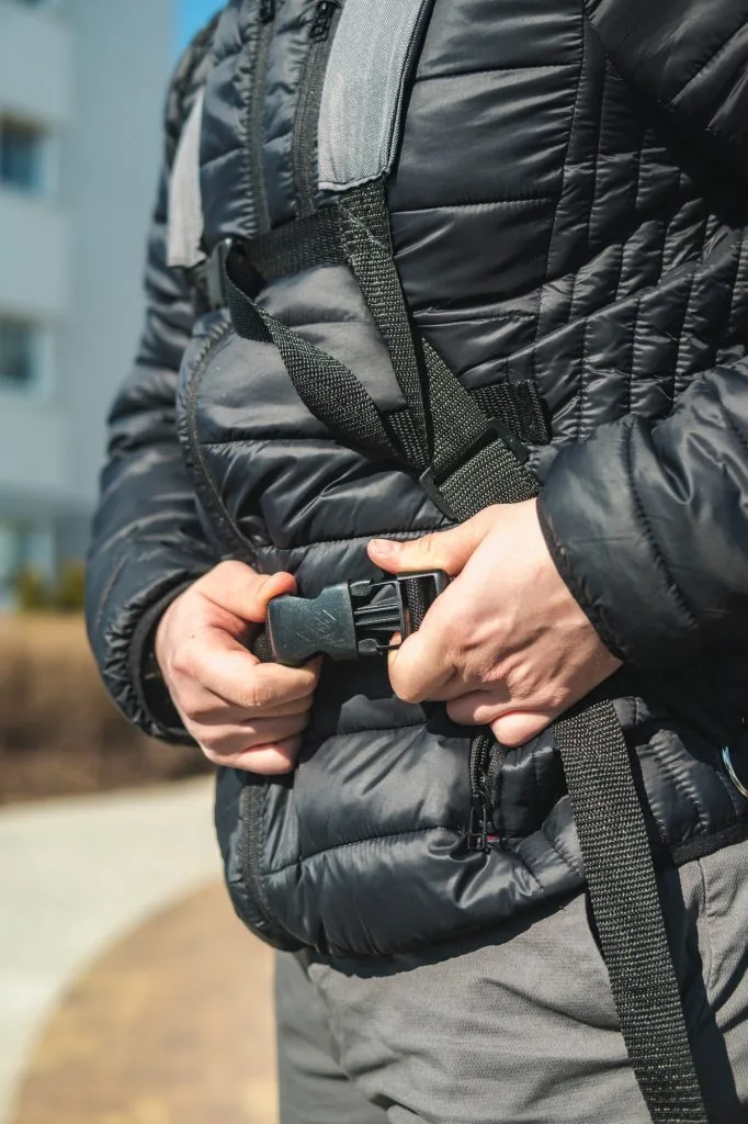 Zapinanie pasa biodrowego pokrowca-plecaka na stół do masażu Habys City