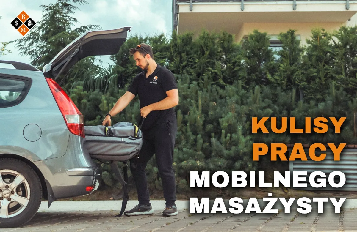 Masażysta pakuje torbę ze stołem do bagażnika, napis „Kulisy pracy mobilnego masażysty”