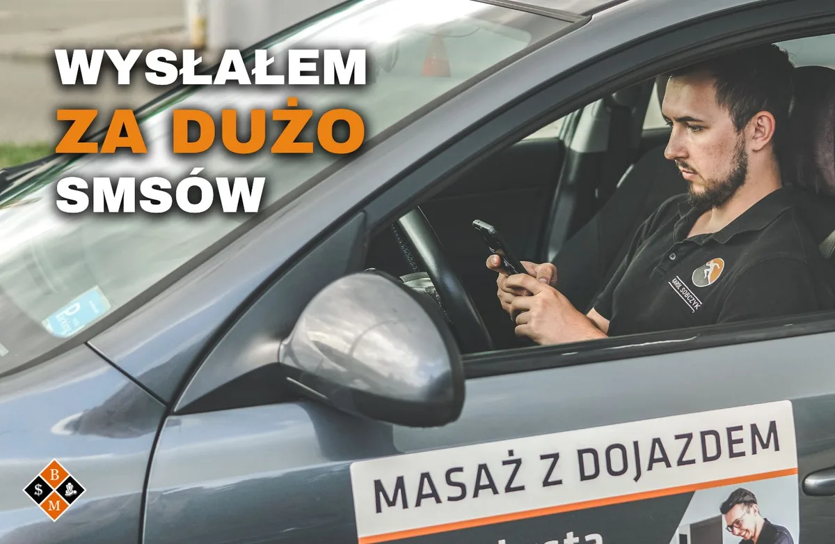 Masażysta w aucie z reklamą masażu patrzy w telefon, napis „Wysłałem za dużo SMS-ów”