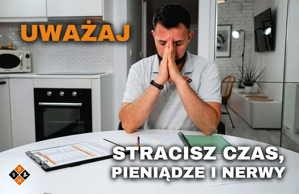 Zmartwiony mężczyzna nad dokumentami, napis „Uważaj, stracisz czas, pieniądze i nerwy”