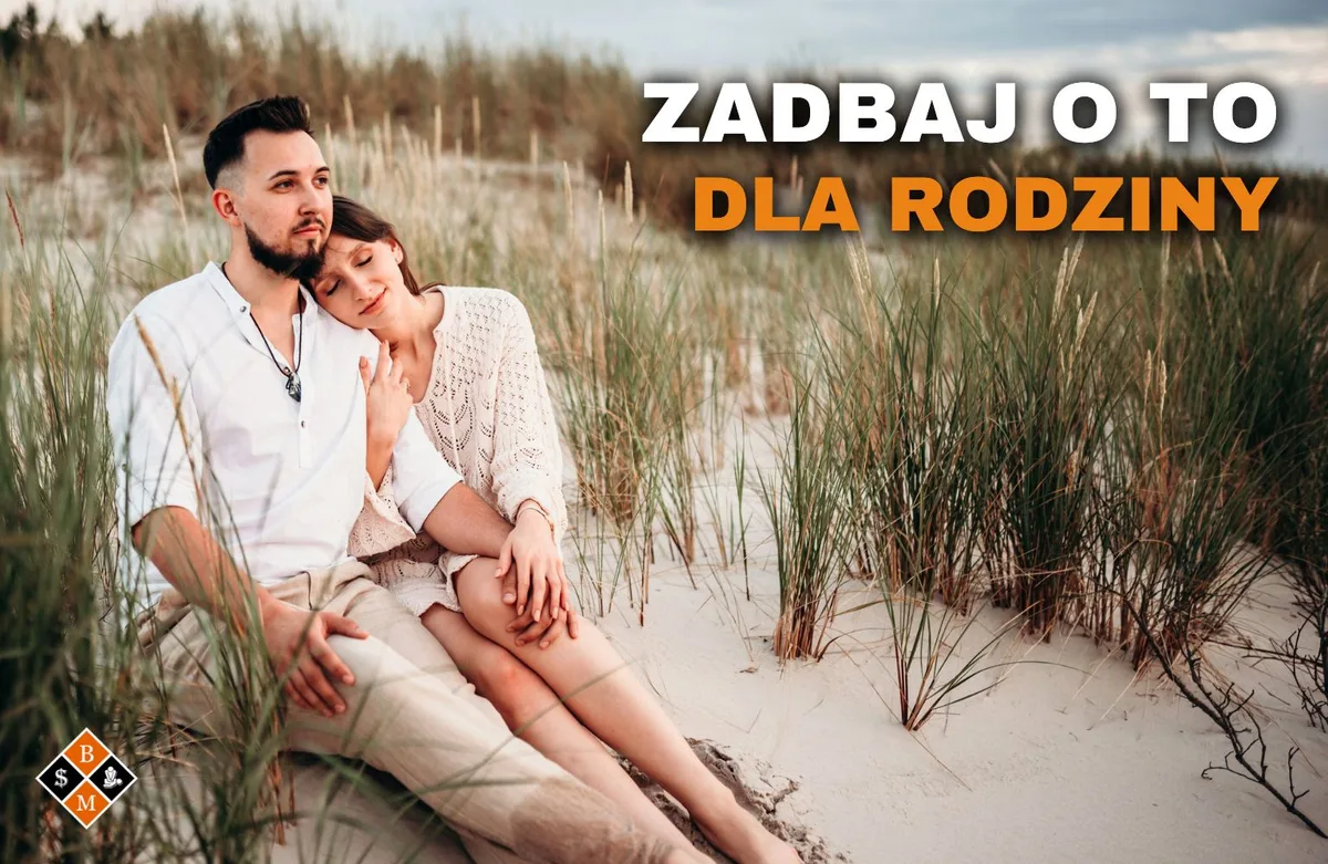 Para przytulona na plaży wśród traw, napis „Zadbaj o to dla rodziny” o bezpieczeństwie prawnym