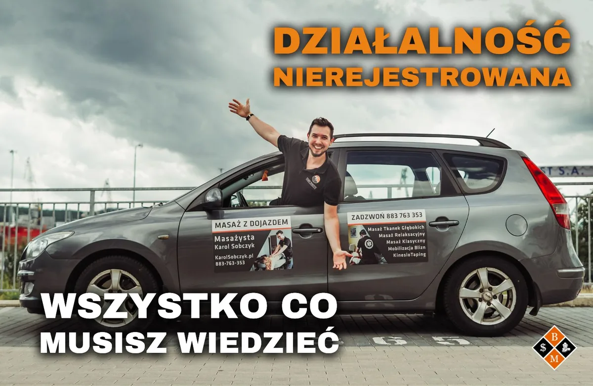 Masażysta macha z okna auta z reklamą masażu, napis „Działalność nierejestrowana – wszystko, co musisz wiedzieć”