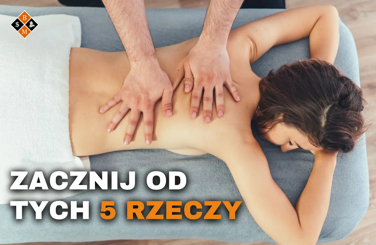 Dłonie masażysty na plecach klientki, napis „Zacznij od tych 5 rzeczy” o prowadzeniu biznesu