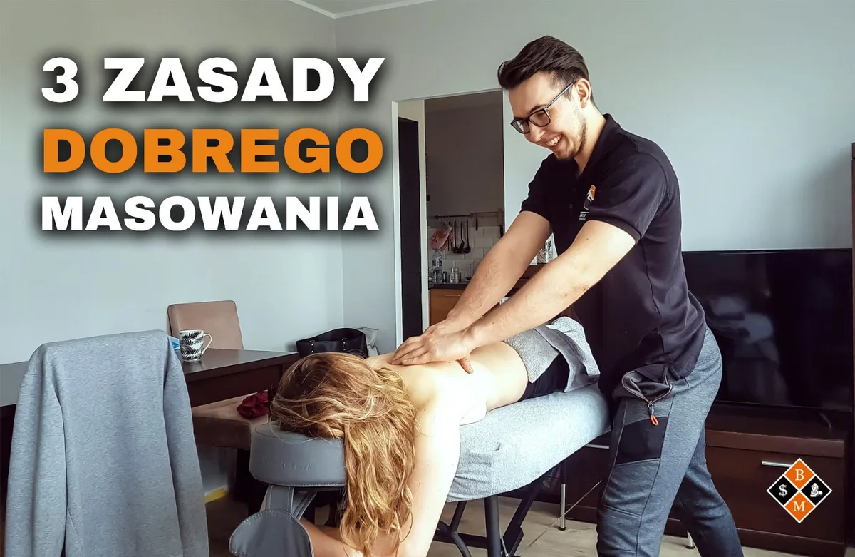 Masażysta masuje plecy klientki na stole w domu, napis „3 zasady dobrego masowania”