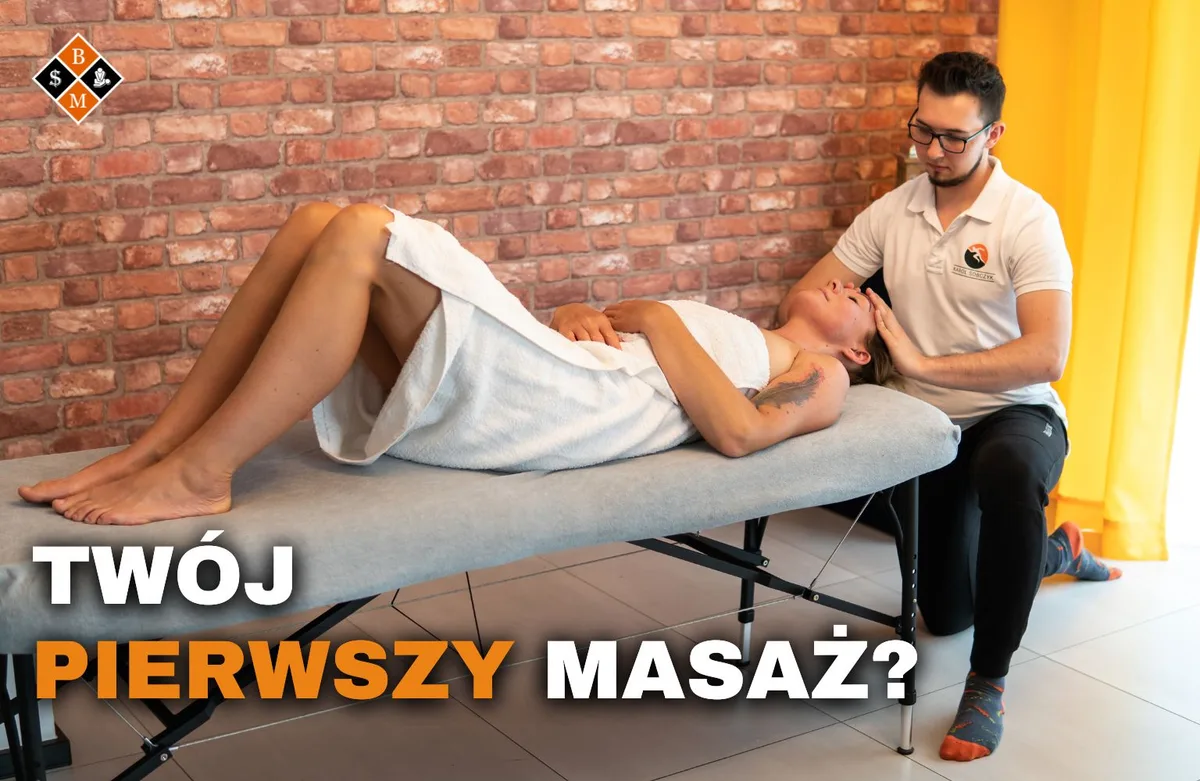 Masażysta masuje kark klientki leżącej w ręczniku, napis „Twój pierwszy masaż?”