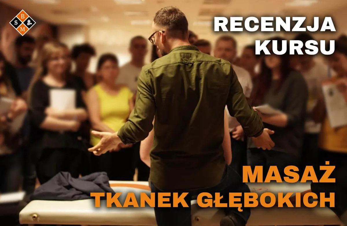 Prowadzący kurs przemawia do grupy, napis „Recenzja kursu: masaż tkanek głębokich”