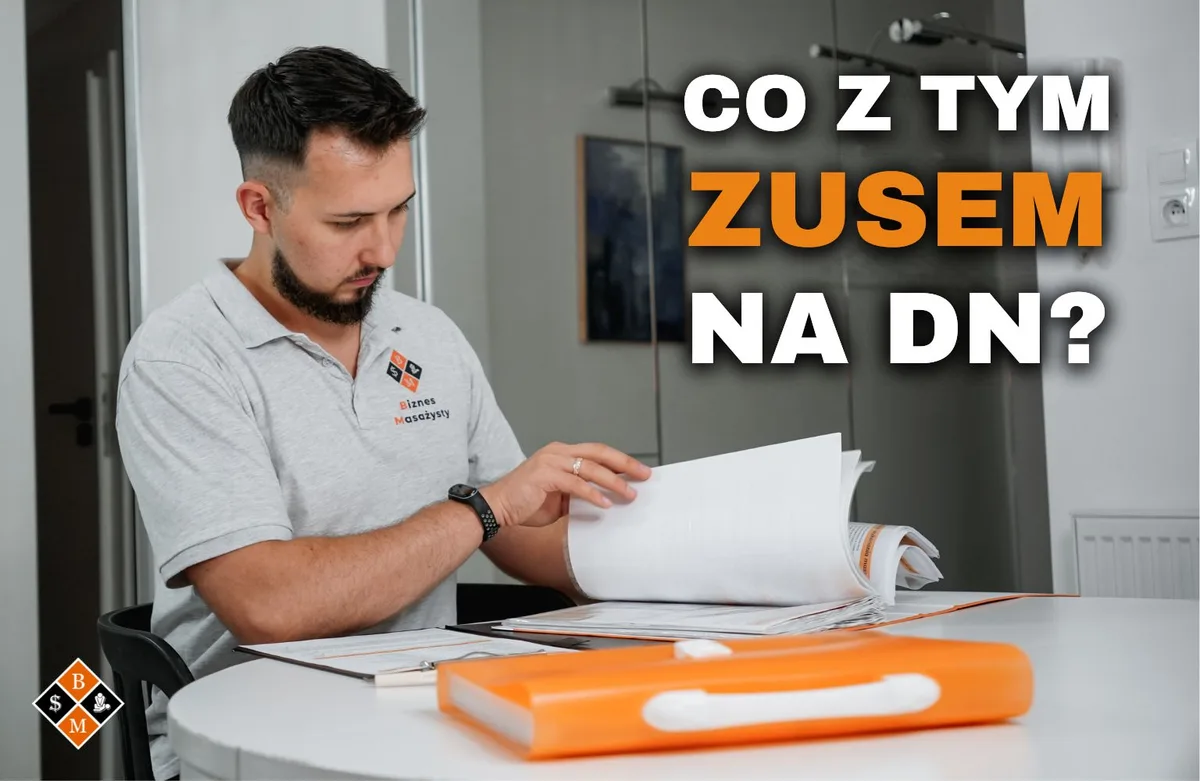 Mężczyzna przegląda dokumenty przy stole, napis „Co z tym ZUS-em na DN?”