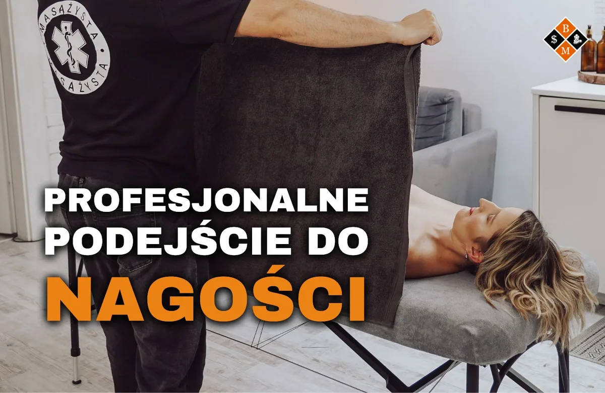 Masażysta trzyma ręcznik nad leżącą klientką, napis „Profesjonalne podejście do nagości”
