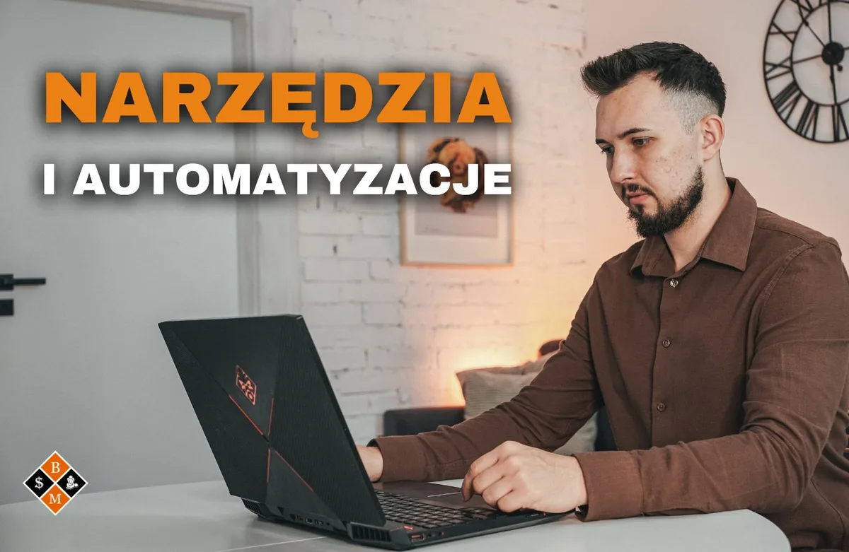Mężczyzna pracuje na laptopie, napis „Narzędzia i automatyzacje”